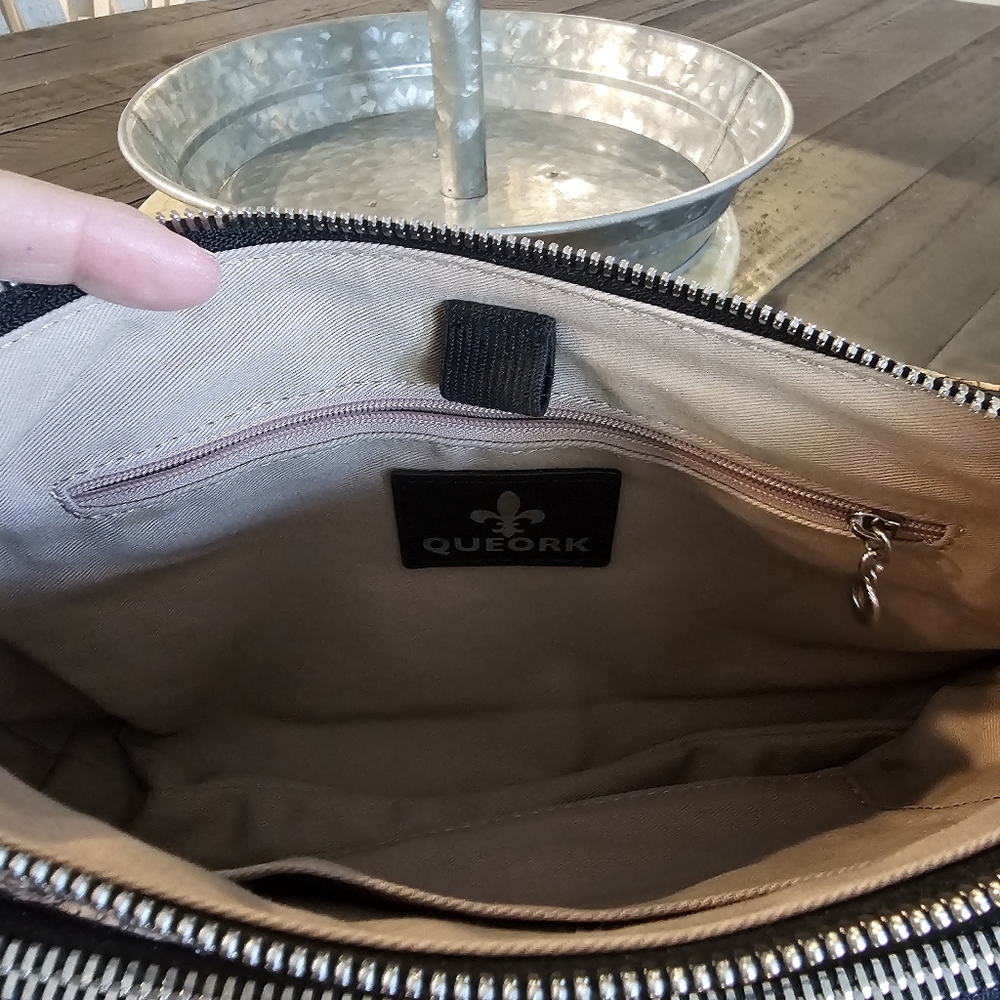 QUEORK Stylish Black and Tan Crossbody Bag - Picture 12 of 15